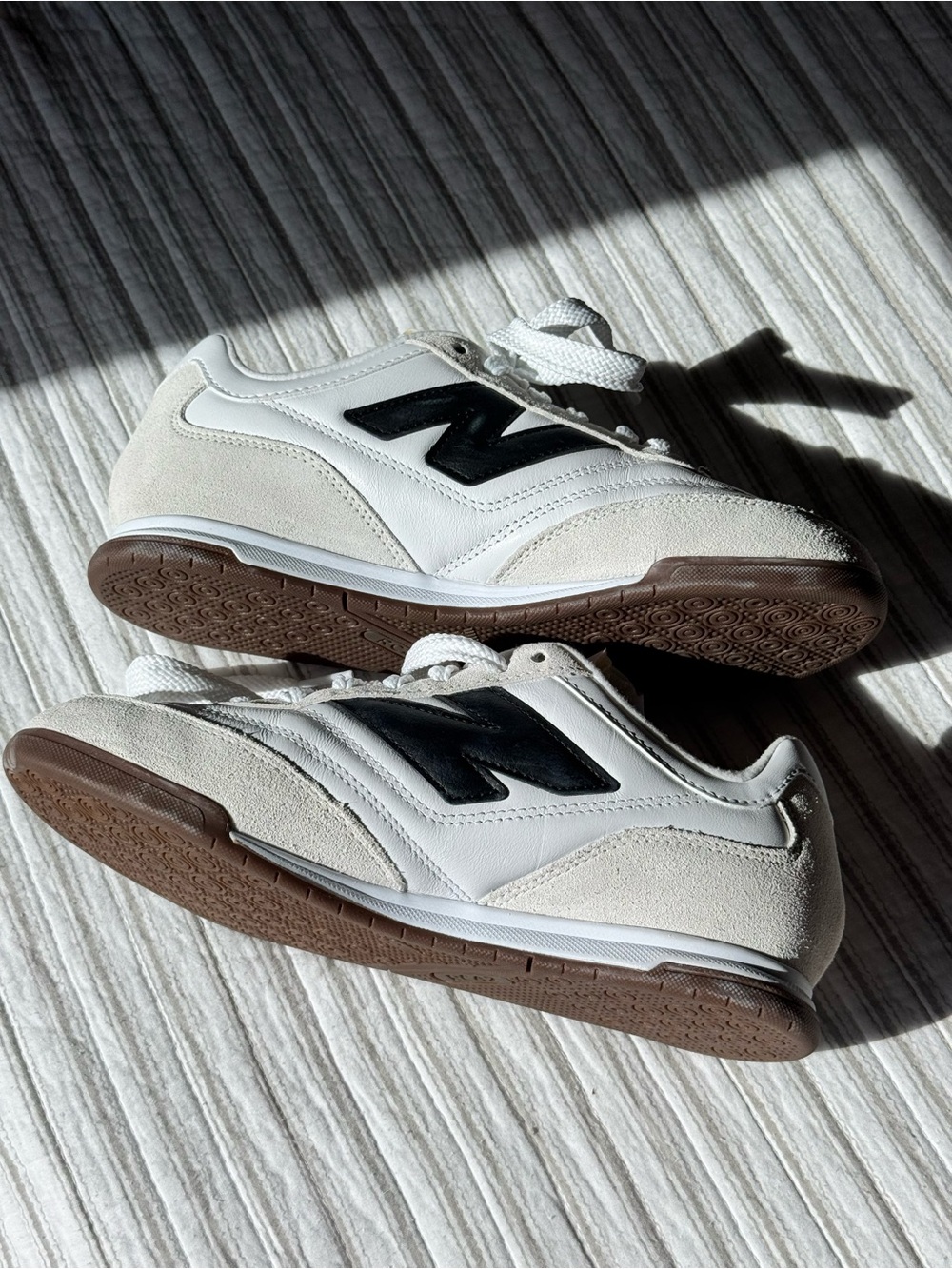 NWOT New Balance Women’s White & Black Gum Low-Profile Sneaker Sz W9.5 M8 - Picture 4 of 7